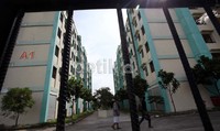 Warga hanya bisa beraktivitas di dalam rusun masing-masing dan berbenah di dapur.