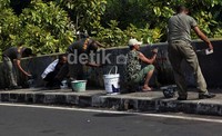 Tembok yang penuh coretan tersebut, dicat ulang.