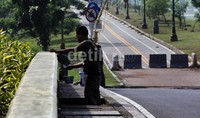 Mereka mulai bekerja sejak pukul 07.00 WIB pagi.
