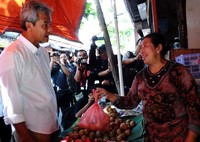 Ganjar berdialog dengan para pedagang. (GP Media Center).
