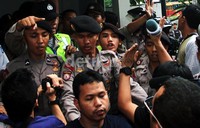 Kericuhan tersebut terjadi saat belasan pria menghalangi kamera para wartawan yang ingin mengambil gambar dan mewawancarai Hilmi. Lamhot Aritonang/detikFoto.
