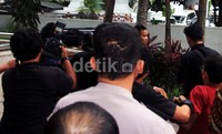 Salah seorang pengawal Hilmi sempat diamankan di pos keamanan gedung Jasa Raharja di samping KPK. Sementara Hilmi langsung menaiki mobilnya, Pajero Sport. Lamhot Aritonang/detikFoto.