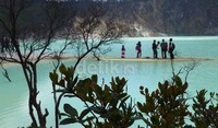 Kawah hasil letusan tersebut akhirnya terisi dengan air hujan dan bereaksi dengan kandungan belerang yang ada di kawah tersebut sehingga menjadi seperti sekarang.