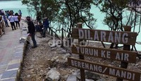 Karena mengandung belerang yang sangat tinggi, pengunjung tidak diperkenankan untuk berenang, mandi, makan di area kawah dan agar tidak terlalu dekat dengan kawah dalam jangka waktu yang cukup lama.
