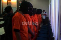 Klewang (57) bersama geng motornya.
