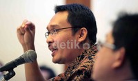 Pengamat ekonomi dari Universitas Brawijaya Ahmad Erani Yustika menjadi salah satu narasumber. Menurutnya, apapun keputusan pemerintah harus didasari moral etik yang kuat.