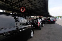 Pakir liar memang menjadi masalah tersendiri di Bandara Soekarno-Hatta, Cengkareng. Tak jarang aksi parkir sembarang ini dilakukan oleh mobil mewah.