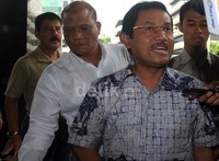 Mengenakan batik biru, Rahmat tiba di KPK pukul 10.25 WIB. Lamhot Aritonang/detikFoto.