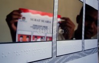 template untuk penderita tuna netra ini akan didistribusikan ke setiap TPS sebagai alat bantu peraga yang menggunakan huruf Braille. Arbi Anugrah/detikFoto.