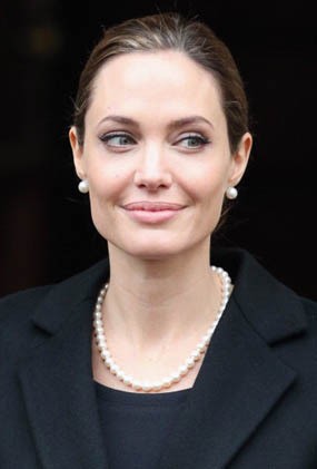 Hindari Kanker, Angelina Jolie Angkat Dua Payudaranya