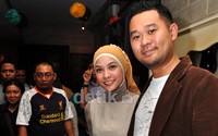 Rachel dan suami saat menggelar jumpa pers di Birdcage, Jalan Wijaya, Jakarta Selatan, Selasa (14/5/2013). Noel/detikHOT.