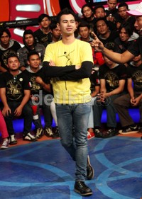 Raffi tampil mengenakan kaus kuning berlengan hitam yang dipadukan dengan celana jeans dan sepatu hitam. Gusmun/detikFoto.