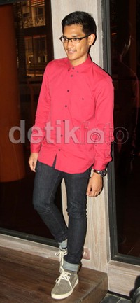 Ia memadukan kemeja pink-nya dengan celana jeans dan sepatu abu-abu. Iqbal/detikHOT.