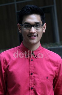 Afgan berkemeja pink. Gus Mun/detikHOT.