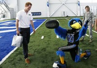 Adik dari Pangeran William ini tampil casual mengenakan polo shirt putih, celana panjang biru, dan sepatu suede coklat di acara tersebut. AFP PHOTO/Rick Wilking/Pool.