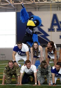 Pangeran Harry ikut bergabung pada formasi cheerleader. AFP PHOTO/Rick Wilking/Pool.
