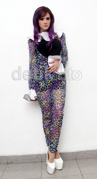 Mulan tampak seksi dalam balutan jumpsuit motif leopard menerawangnya. Gus Mun/detikHOT.