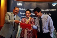     CEO Perdana Consulting Riyanto Gozali (kiri), Solution Specialist Analytics SAP Ari Aswin (tengah), dan VP Financial Accounting Insan Nurcahyo (kanan), tengah berbincang seusai seminar.