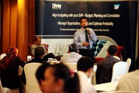 Pembicara tengah menyampaikan materi analisa keuangan kepada para peserta seminar.