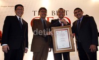 Penyerahan penghargaan itu diberikan langsung oleh Kemal E. Gani, selaku pemimpin Umum Majalah SWA yang didampingi oleh Managing Director Ipsos Indonesia Iwan Murty dan Partner Dunamis Organization Service Tommy Sudjarwadi.