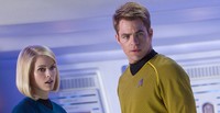 Kapten Kirk ditemani dokter cantik dalam kapal USS Enterprise. (Foto: Paramount Pictures)
