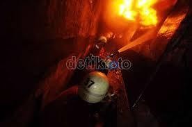 Pabrik Plastik di Jakbar Terbakar, 28 Unit Damkar Dikerahkan Pabrik Plastik di Jakbar Terbakar, 28 Unit Damkar Dikerahkan