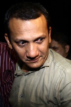 Bupati Mandailing Natal dan 2 Tas Hitam Tiba di KPK