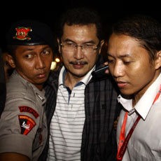 Kadis PU Mandailing Natal Tiba di KPK, Bupati Nanti Pukul 22.00 WIB