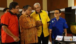 Transfer Uang via SMS dari The Big Three