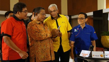     Ketiga operator itu sudah melakukan kerjasama yang disaksikan oleh Gubernur Bank Indonesia (BI) Darmin Nasution di Gedung Thamrin, Kantor Pusat Bank Indonesia Jakarta, Rabu (15/5/2013). (kredit foto; Indosat)