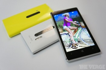     Secara desain, Lumia 925 dan 928 mirip dengan sang kakak, Lumia 920. (kredit foto: theverge)