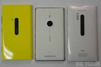     Keduanya telah mengusung sensor 1/3,2 inch backside-iluminated dengan resolusi 8,7MP. Untuk mengantisipasi minimnya cahaya saat pengambilan gambar, Nokia membenamkan sebuah xenon flash di belakangnya pada Lumia 928 dan dual-LED flash pada Lumia 925. Dari kiri ke kanan, Lumia 920, 925, dan 928. (kredit foto: theverge)