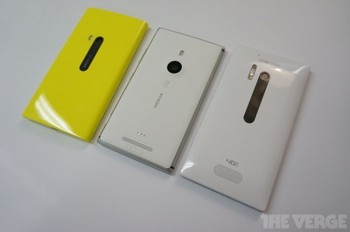     Aperture lensa Carl Zeiss yang diusung Lumia 925 dan 928 mengadopsi bukaan lebar yakni f2/.0. Menguntungkan saat pemotretan di kondisi low light. Fitur optical image stabilisation juga tetap dipertahankan. (kredit foto: theverge)
