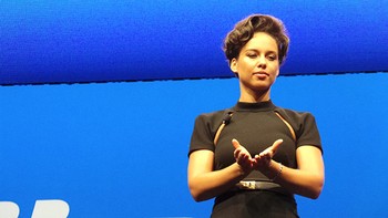     Untuk pertama kalinya sejak ditunjuk oleh BlackBerry sebagai Creative Director, Alicia Keys naik ke atas panggung besar BlackBerry Live. Dia berbicara tentang posisinya di BlackBerry dan peran wanita di kancah teknologi.
