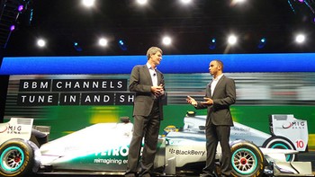     CEO BlackBerry Thorstein Heins bersama dengan pembalap Formula 1 Lewis Hamilton.