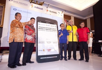     Sebagai contoh kongkret dari layanan ini, pelanggan TCASH (Telkomsel) dapat melakukan transaksi transaksi transfer pelanggan XL Tunai (XL) maupun ke pelanggan Dompetku (Indosat) begitu pun sebaliknya. (kredit foto: Telkomsel)