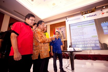     Kegiatan-kegiatan yang diluncurkan ini masih akan terus dikembangkan dan diperluas oleh BI bersama industri sistem pembayaran dan perbankan untuk memberikan layanan dengan jangkauan luas, murah dan aman, tutur Darmin. (kredit foto: Telkomsel)