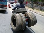 Motor Pengangkut Donat Raksasa