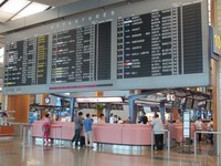 Bandara Changi dinobatkan sebagai bandara terbaik di dunia versi Skytrax, yang merupakan perusahaan konsultan maskapai penerbangan Britania Raya. detikTravel pun jalan-jalan ke Terminal 2 Bandara Changi sebelum terbang ke Indonesia pada Selasa (7/5/2013) lalu (Afif/detikTravel