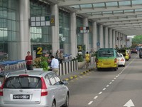 Kesan bersih dan tertib terlihat sebelum Anda memasuki Bandara Changi. Mobil-mobil dengan cepat menurunkan penumpang dan memacu kendaraan setelahnya. Ini membuat lalu lintas kendaraan tidak macet dan semerawut (Afif/detikTravel)