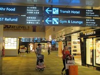 Papan-papan informasi penerbangan terpampang dengan jelas. Selain itu, ada juga papan-papan informasi yang menunjukan gate keberangkatan dan kedatangan, serta bagian-bagian di dalam bandara (Afif/detikTravel)