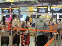Bandara Changi menjanjikan kenyamanan dan ketepatan waktu bagi penumpang. Para petugas dengan cepat mengurus check in para penumpang, sehingga Anda jarang melihat penumpang yang mengantre berlama-lama (Afif/detikTravel)