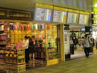 Untuk soal fasilitas, Bandara Changi memang layak menjadi juara. Terang saja, bandara ini 330 toko pakaian dan 120 restoran dan kafe. Tak usah keluar bandara, Anda sudah bisa mencari kebutuhan yang diinginkan (Afif/detikTravel)