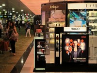 Bagi Anda yang doyan belanja, Bandara Changi punya toko pakaian dengan merk yang terkenal, toko oleh-oleh, parfum dan kosmetik kecantikan. Tinggal pilih, mau belanja di Gucci, Hugo Boss, Hermes, Giordano, Charles & Keith, atau Burberry (Afif/detikTravel)