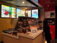 Perut Anda keroncongan? Tak perlu keluar dari dalam Bandara Changi. Beberapa gerai makanan dan restoran  seperti McDonalds, Dunkin Donuts, Burger King, Crystal Jade, Macau Express, Soup Restaurant, dan masih banyak lagi berjejer rapi di dalam bandara. Tenang saja, beberapa restoran menyediakan menu yang halal (Afif/detikTravel)
