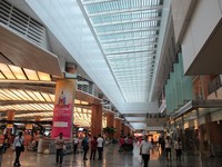Bersih, luas, tertib, nyaman, dan mewah. Itulah kesan yang diberikan dari Bandara Changi kepada traveler. Siapa pun yang pernah mampir ke bandara ini, dijamin terkesima (Afif/detikTravel)