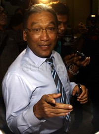     Fuad tiba di gedung KPK, Jl HR Rasuna Said, sekitar pukul 19.45 WIB. Lomhot Aritonang/detikFoto.