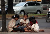 Pemandangan kontras antara mobil mewah dan kemiskinan anak jalanan.
