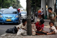 Mereka memilih sebagai pengamen atau pengemis di perempatan lampu merah, untuk bisa membiaya hidup mereka bersama keluarga.