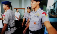 Anggota polisi ini datang lengkap dengan seragam.